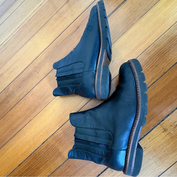 Stuart Weitzman Soft Leather Chelsea Boots Size 7.5 B Black With Brown Trim - Picture 3 of 14